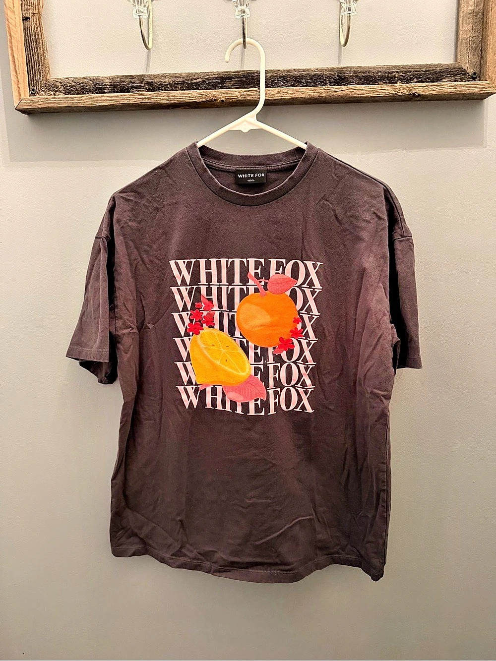 White Fox Graphic Short Sleeve Tee in Brown Size XS Like New